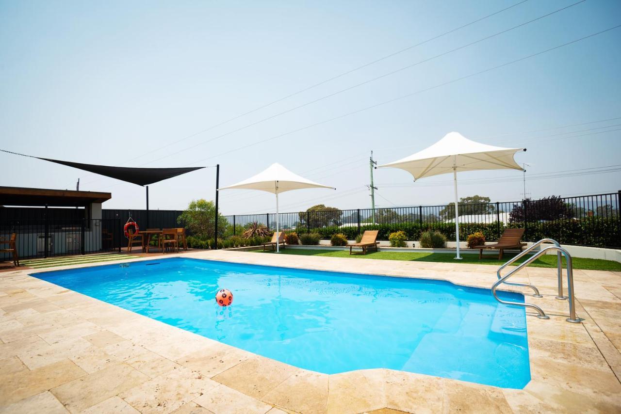 Hotel Crestview Tourist Park Queanbeyan Exterior foto